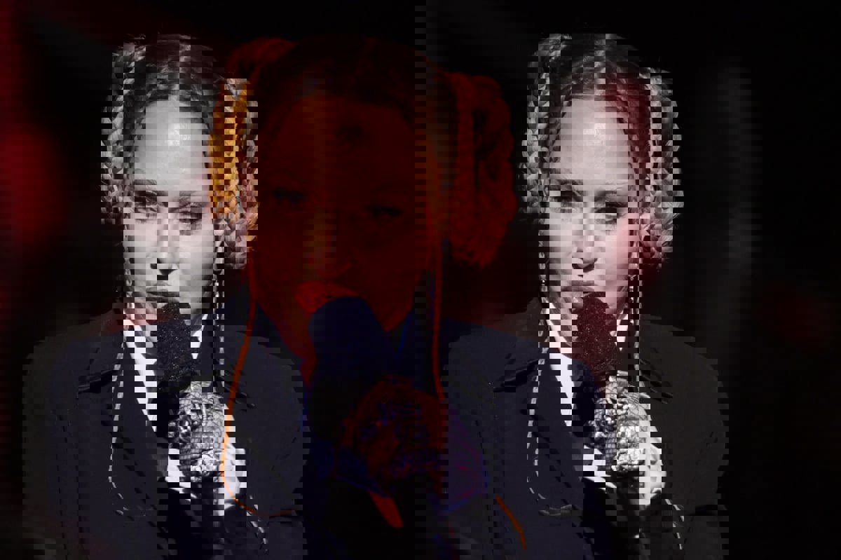 سقوط  مؤلم لمادونا على المسرح.. وتصرفها يثير الدهشة (فيديو)