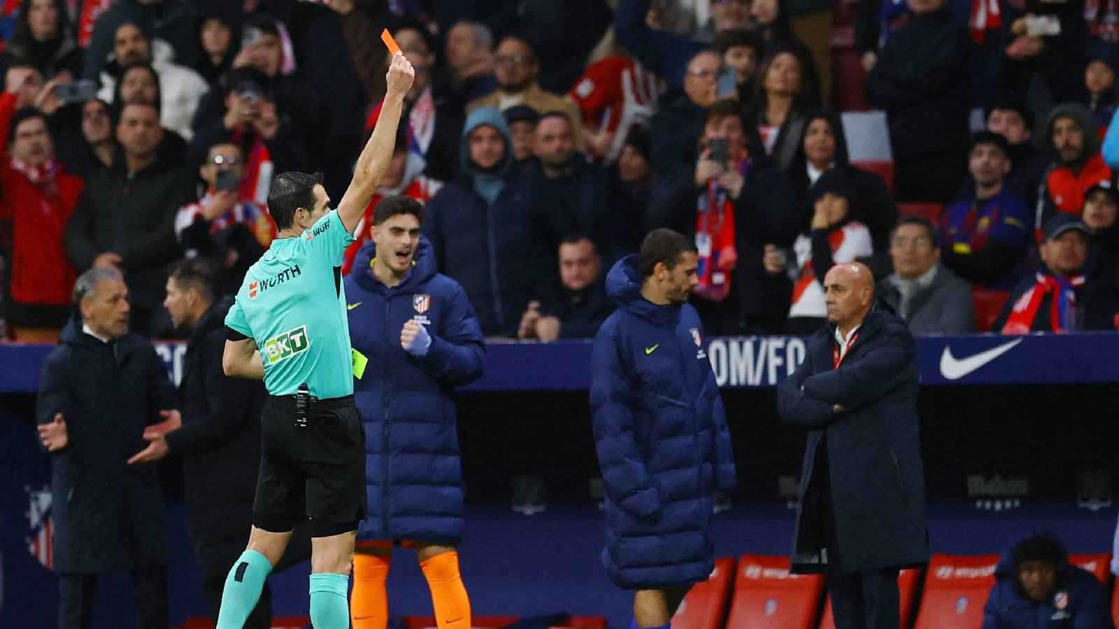 أول تحرك من برشلونة ضد حكام مباراة أتلتيكو مدريد 