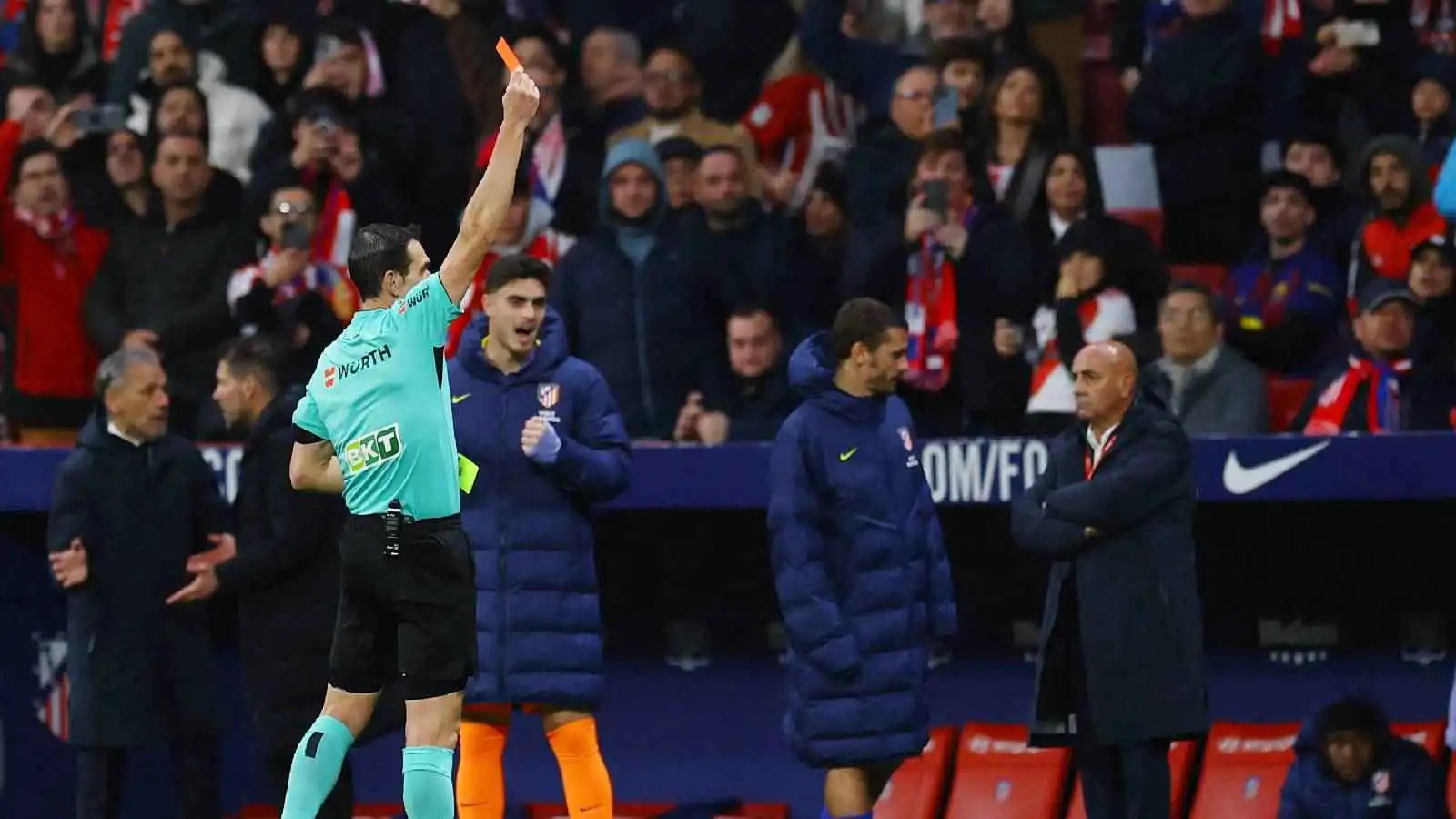 أول تحرك من برشلونة ضد حكام مباراة أتلتيكو مدريد