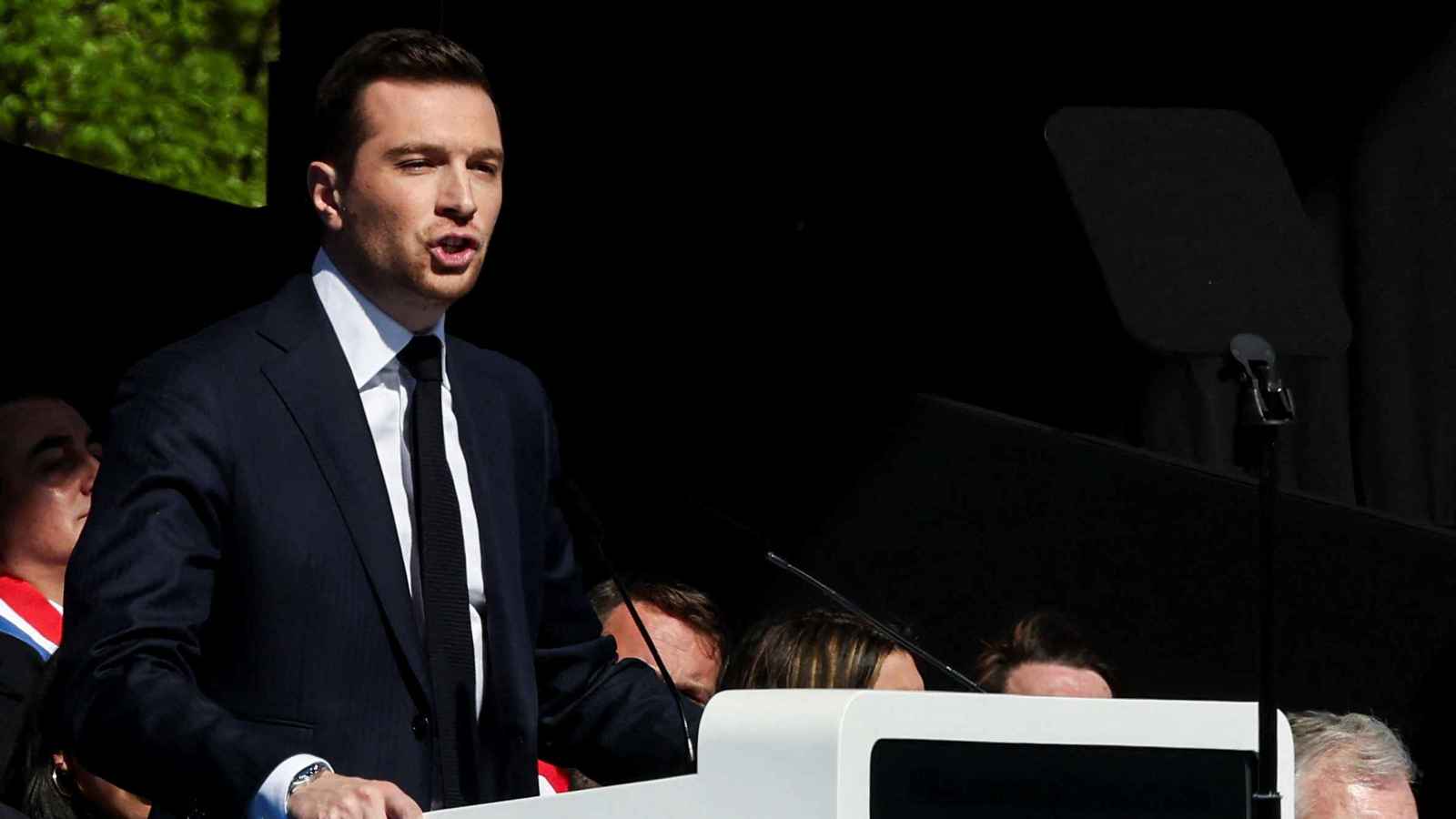 فرنسا.. بارديلا يتعرض لـ"ضربة بيضة" خلال حفل لتوقيع كتابه