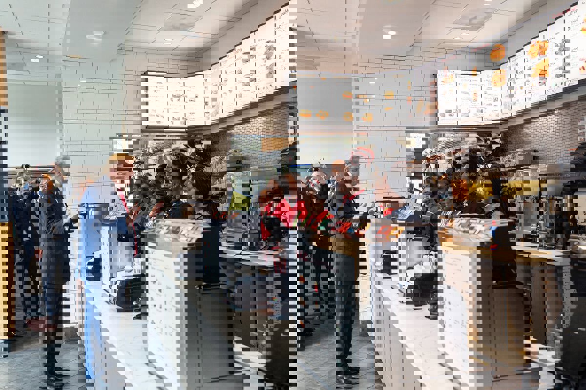 دونالد ترامب يصدم موظفي مطعم ويطلب 30 "ميلك شيك" (فيديو)