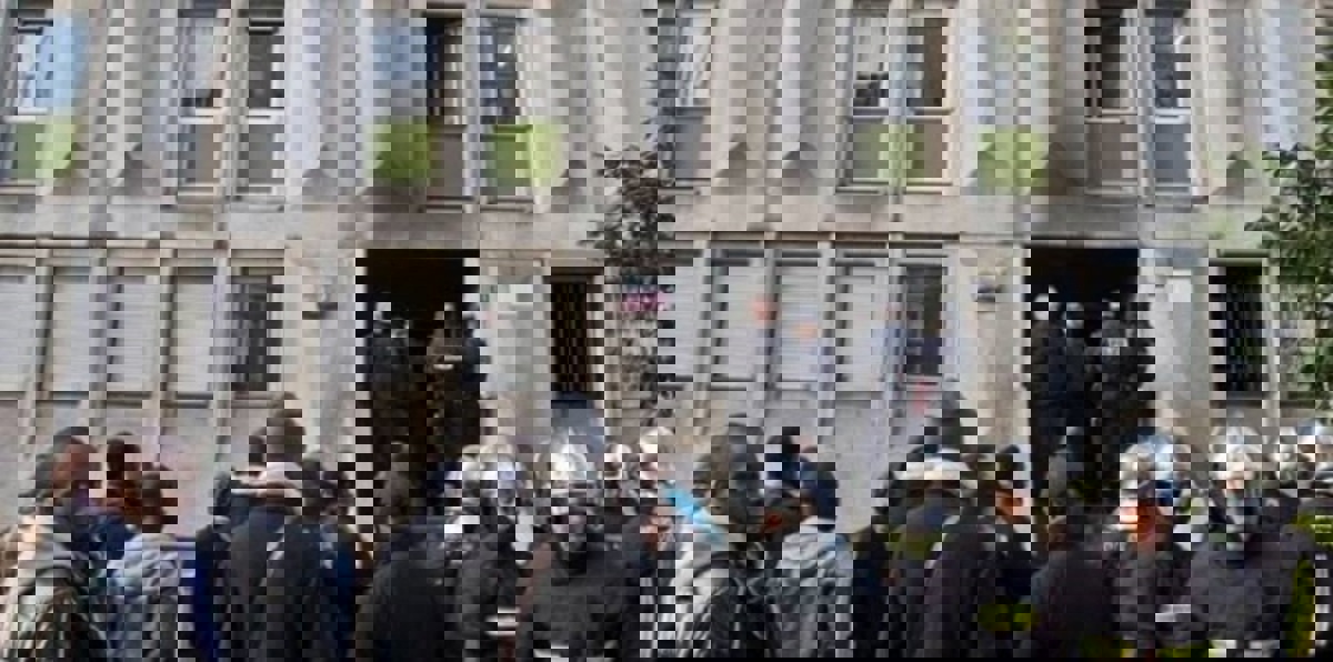 أولاند يؤكّد "الصبغة الجنائية" لحريق شبّ بمركز للمهاجرين في باريس