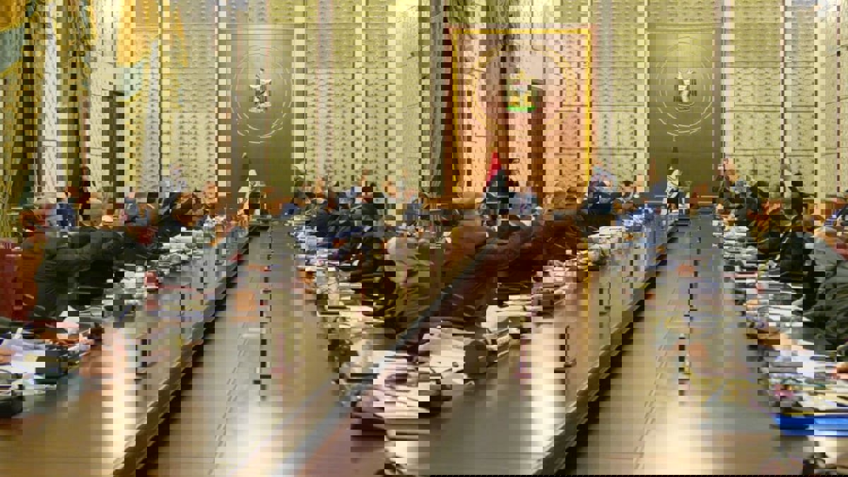 الحكومة العراقية تقر موازنة ’ضخمة’ وتفرض ضرائب على رواتب المسؤولين والدرجات العليا