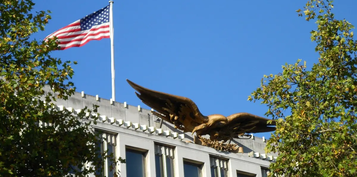 بعد "أبل وأمازون".. الحكومة الأمريكية توضح حقيقة شريحة "حبة الأرز"