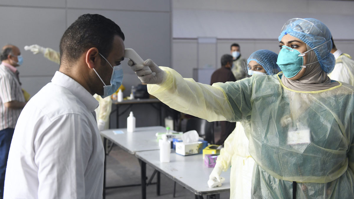 بالفيديو.. وافد مصاب بكورونا يثير جدلًا في الكويت لظهوره بهذا المكان