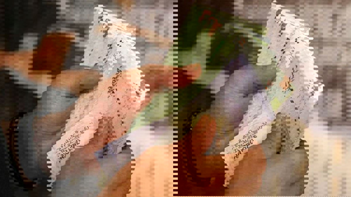 الريال الإيراني يواصل الهبوط وعجز حكومي عن توفير العملات الصعبة