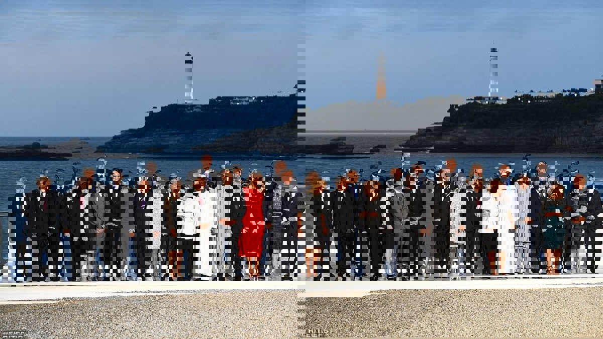 صور محرجة بقمة السبع.. القبلات الحارة ووحدة "جونسون" ترسم المشهد