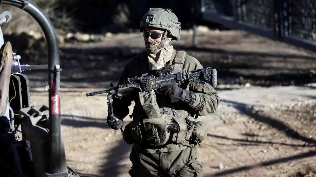 استهدف مستودع أسلحة.. إسرائيل تعلن تفاصيل هجوم خاطف جنوبي سوريا (فيديو)