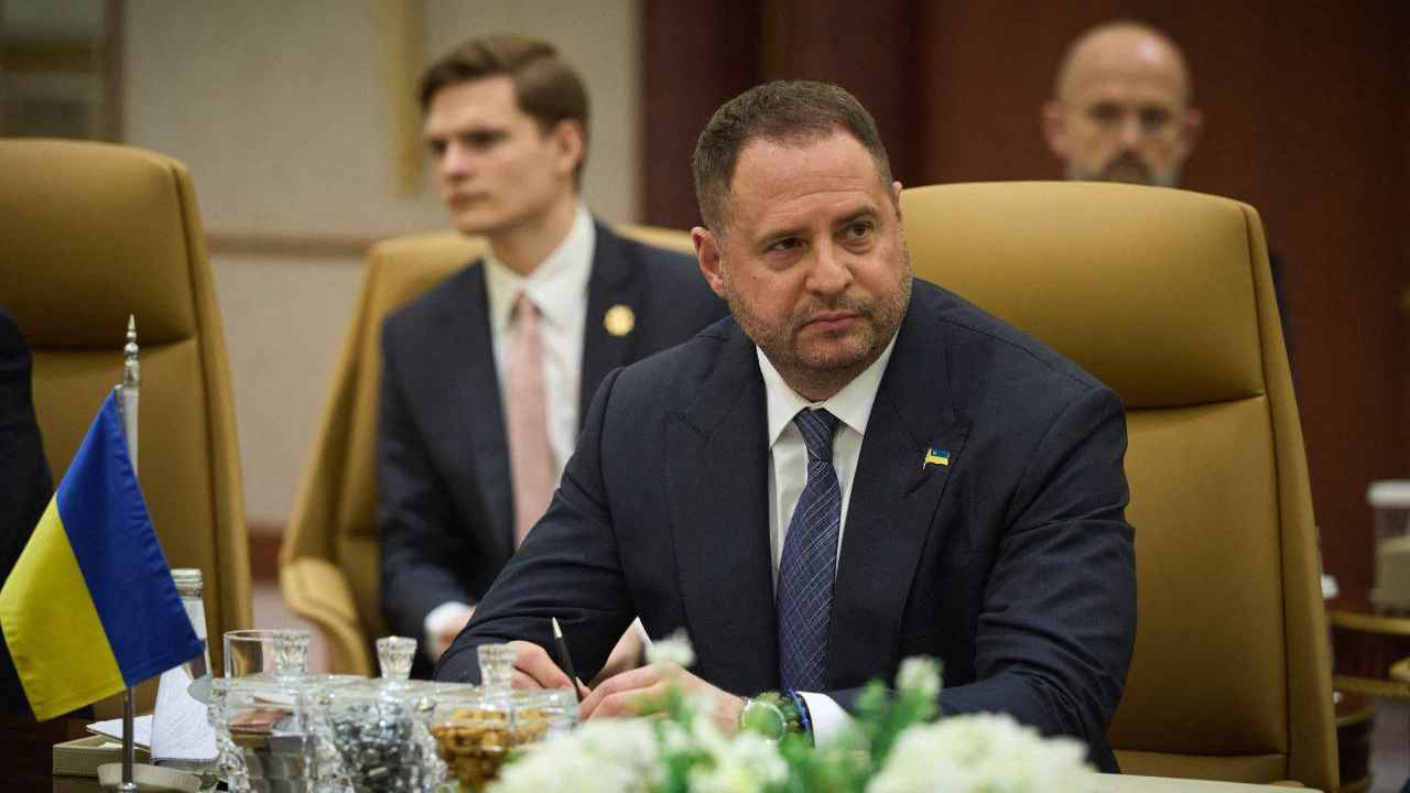 استقالة مدير مكتب زيلينسكي بعد تفتيش منزله بقضية فساد