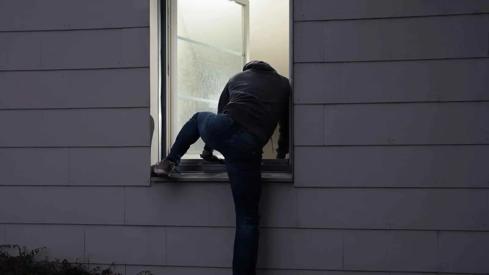 بعد مقتل ديالا الوادي.. سورية تباغت لصاً اقتحم منزلها (فيديو)