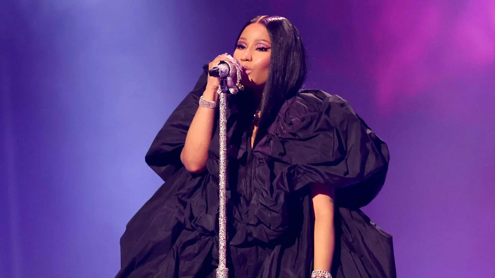 نيكي ميناج تثير جدلا قبل مشاركتها في قمة "حسابات ترامب"