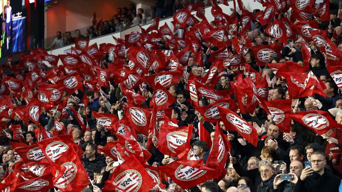 لماذا تم إبلاغ مشجعي آيندهوفن بحضور مباراة آرسنال بملابس تنكرية؟