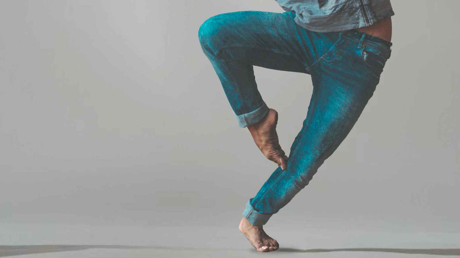 كيف اجتاحت رقصة "تيك توك" صالات المطارات العالمية؟ (فيديو)