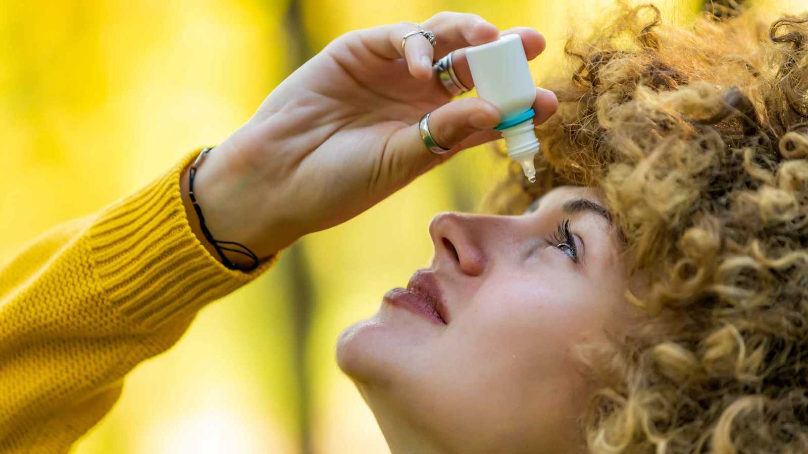 قطرة "سحرية"  تعزز الرؤية القريبة وتقلل الحاجة للنظارات