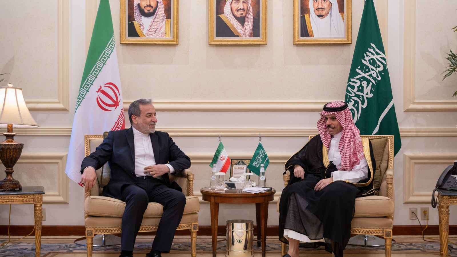 بن فرحان وعراقجي يبحثان العلاقات الثنائية وتطورات المنطقة