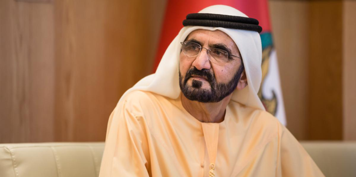 بالفيديو.. الشيخ محمد بن راشد يداعب سلحفاة ضخمة على شاطئ بدبي