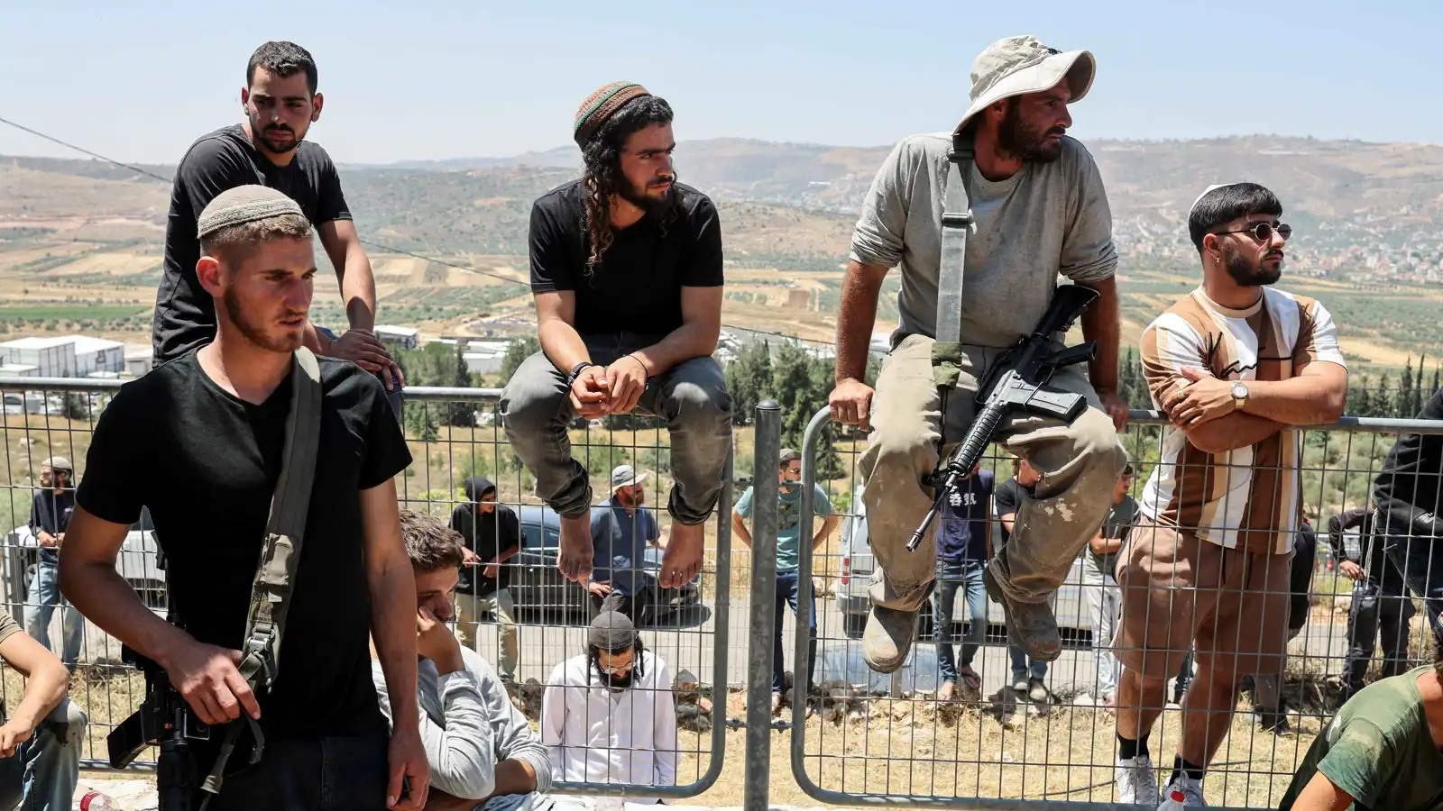 غضب في روما.. مستوطن يُجبر ضابطين إيطاليين على "الركوع" بقوة السلاح