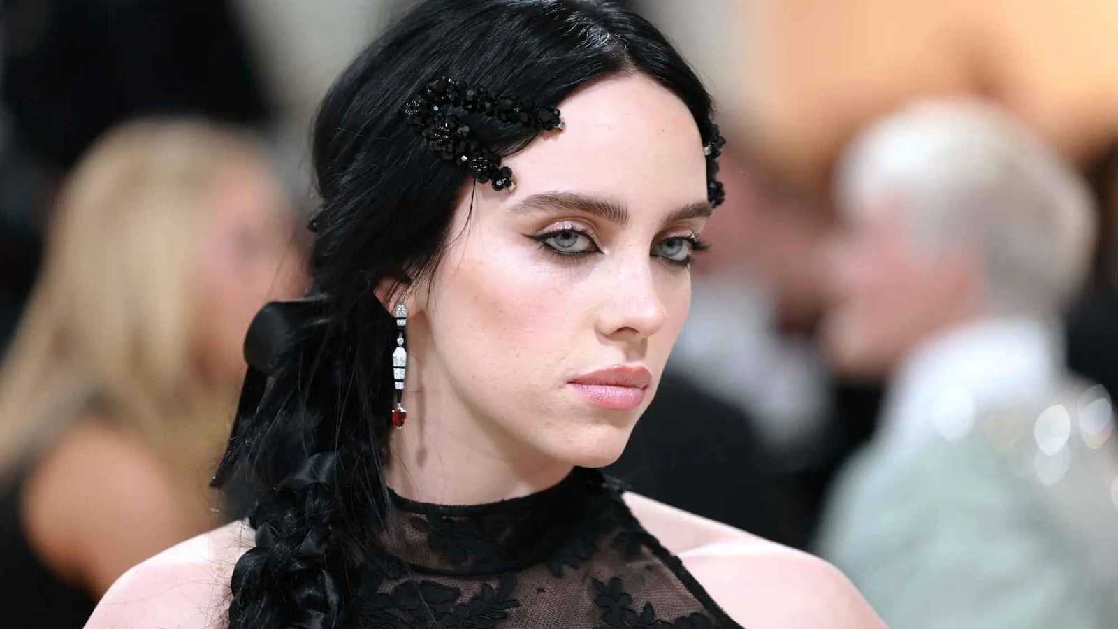 المغنية الأمريكية بيلي إيليش تتعرض لموقف عنيف (فيديو)