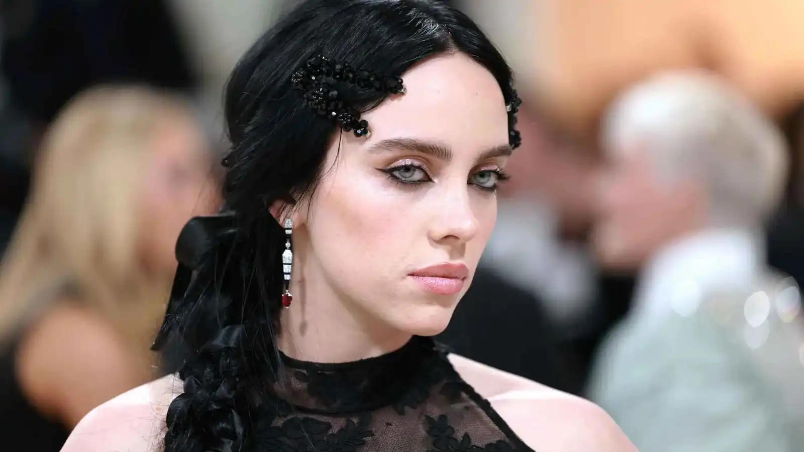 المغنية الأمريكية بيلي إيليش تتعرض لموقف عنيف (فيديو)