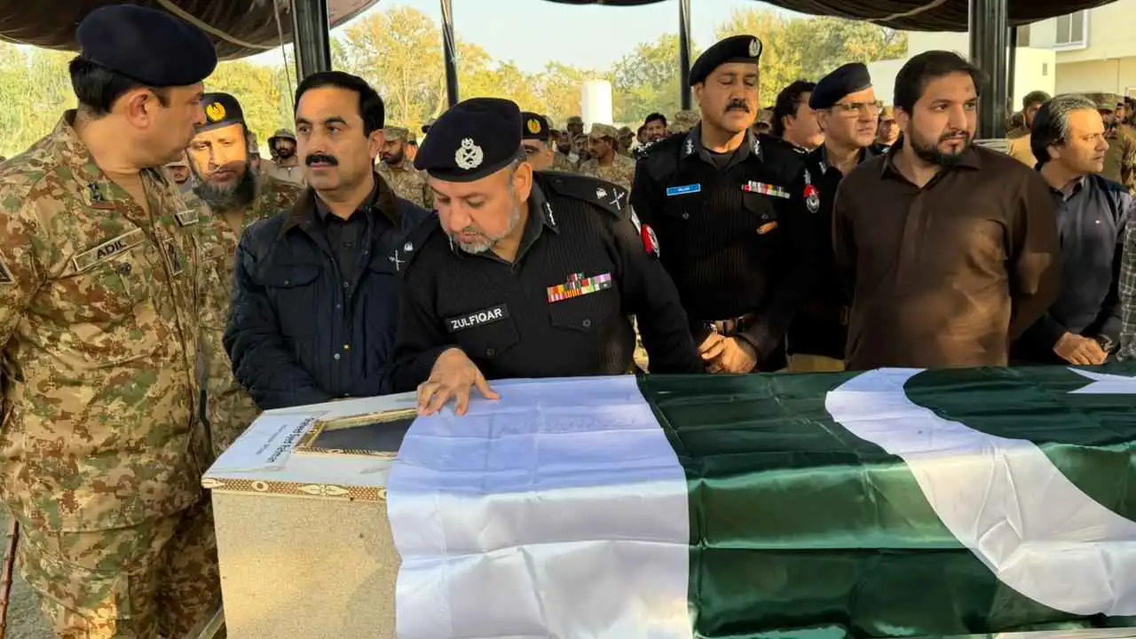 مقتل مسؤول وحراسه بكمين شمال غرب باكستان (فيديو وصور)