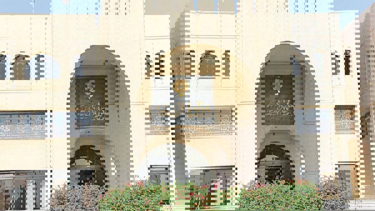 "الصحة الكويتية" ترد على "مغالطات طبية عن كورونا" لمعتصمة بساحة الإرادة