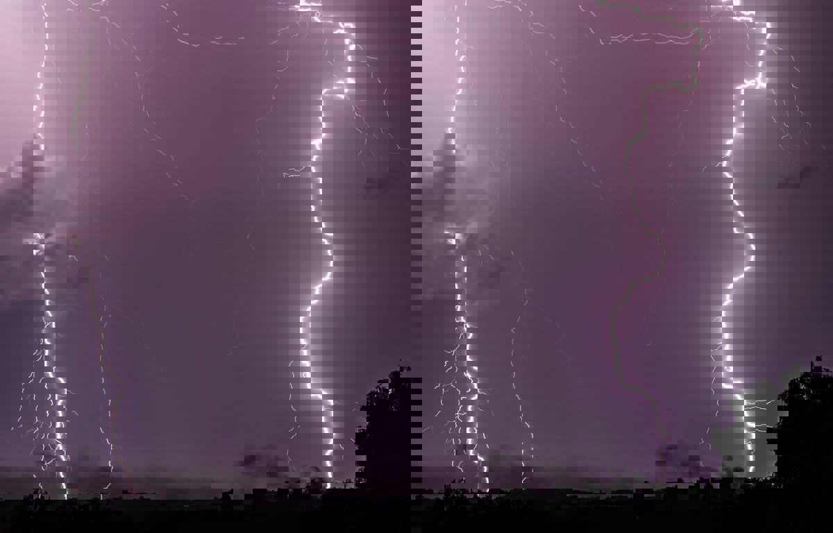 صاعقة تقتل رجلًا أراد تحذير أطفال من عاصفة