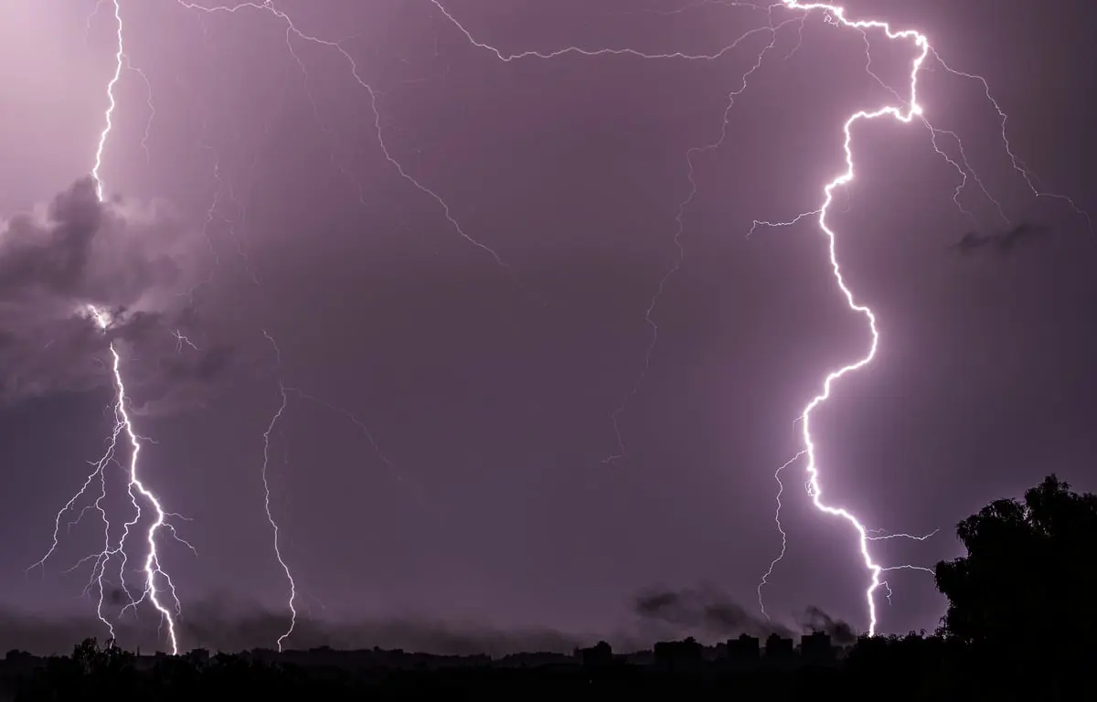 صاعقة تقتل رجلًا أراد تحذير أطفال من عاصفة