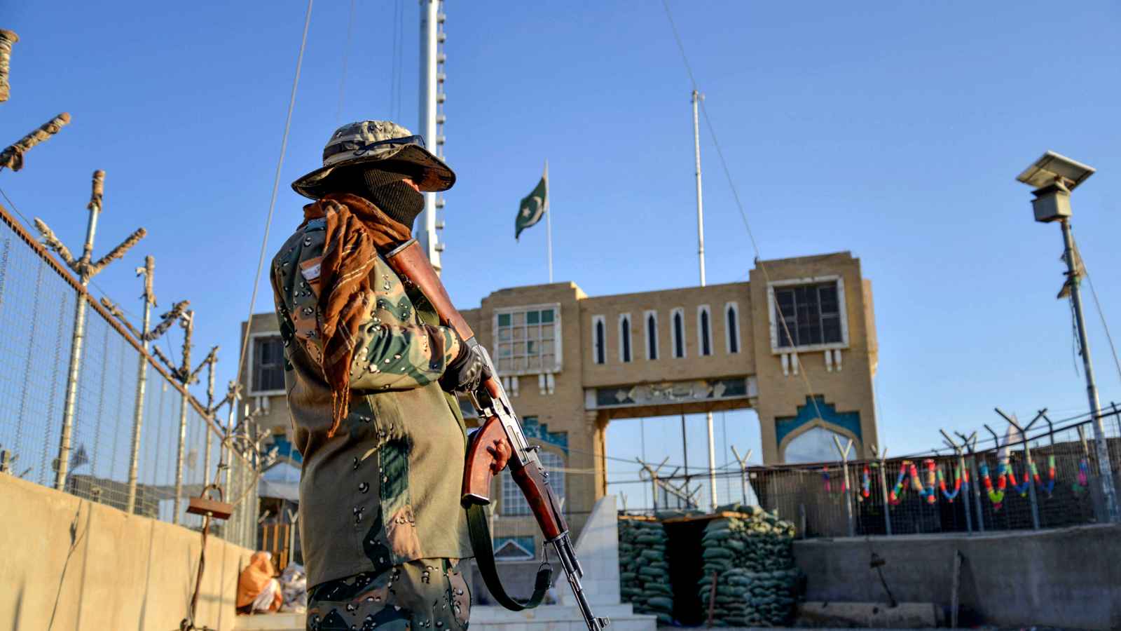 أفغانستان وباكستان تتبادلان الاتهامات بشن هجمات