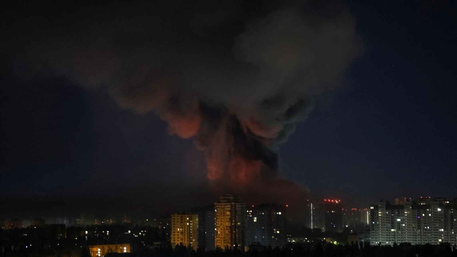 هجوم روسي "ضخم" على كييف يوقع قتلى ويحرق 4 مبان (فيديو)