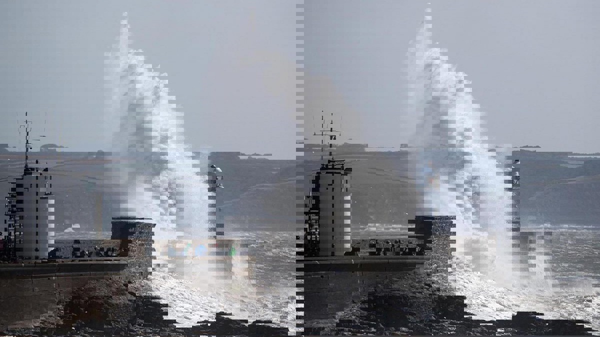 فوضى في حركة السفر والنقل ببريطانيا وهولندا بسبب العواصف