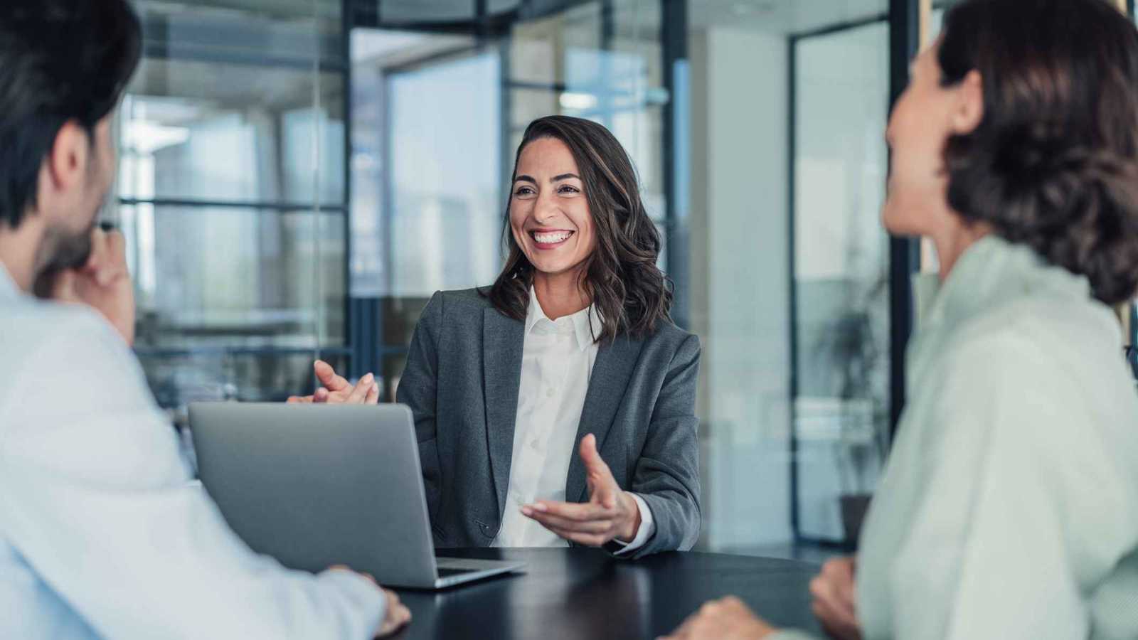 الترقية حلم الموظفين.. لكن من يستحقها فعلاً؟