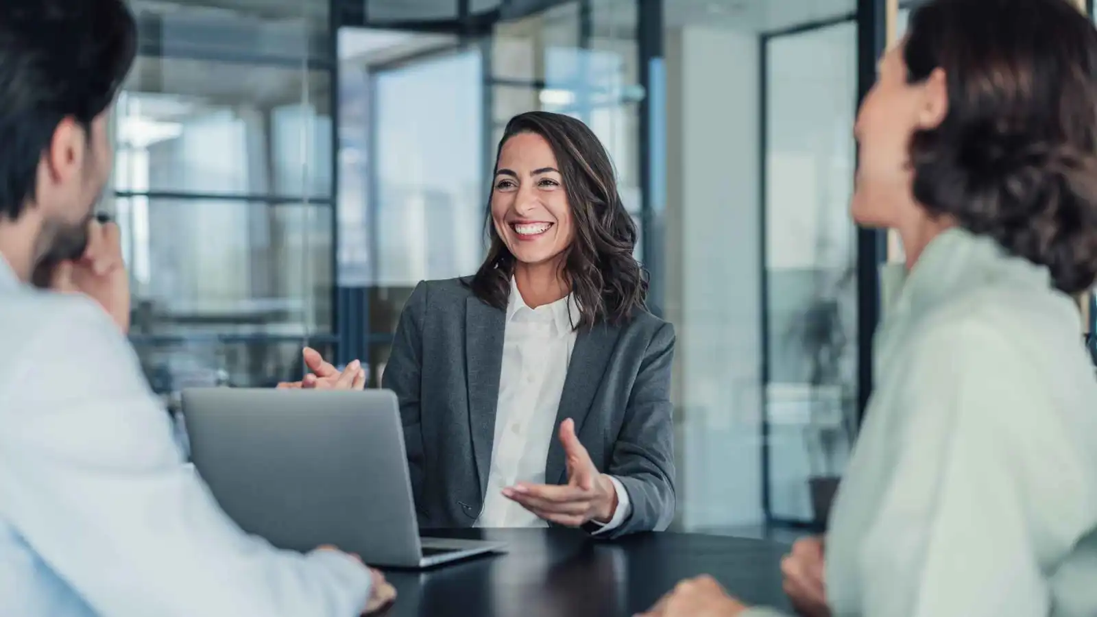 الترقية حلم الموظفين.. لكن من يستحقها فعلاً؟