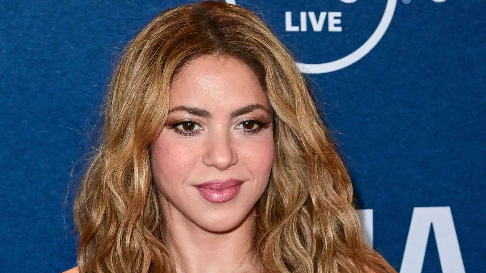 لماذا أجّلت شاكيرا حفلها في البيرو؟