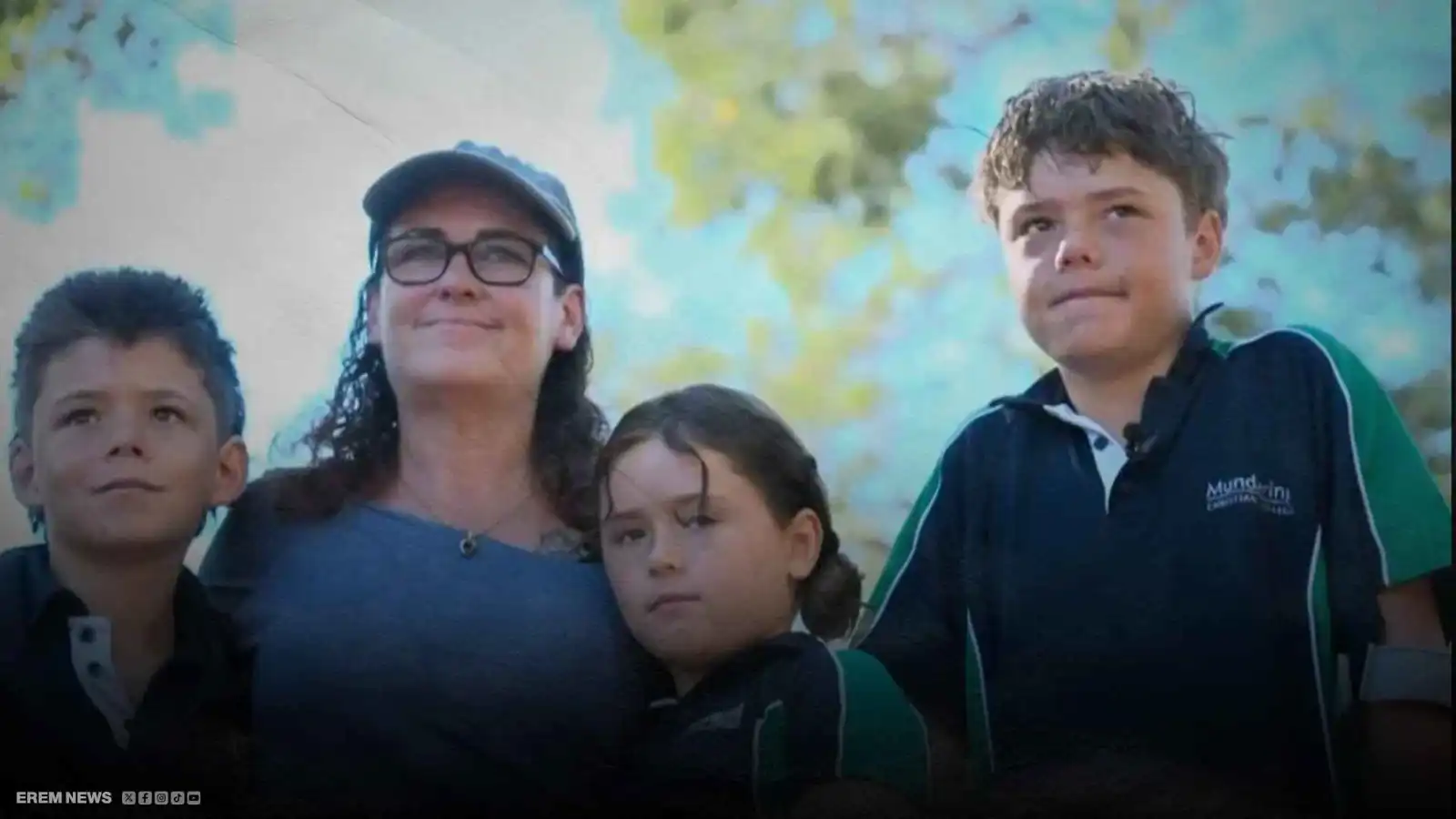 شجاعة مذهلة.. مراهق يسبح لساعات لإنقاذ عائلته العالقة (فيديو إرم)