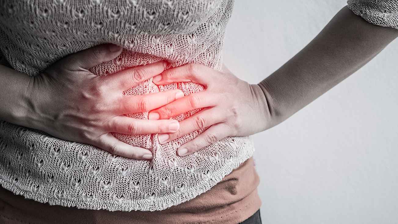 لا تتجاهلها.. آلام البطن قد تخفي خلفها "السرطان"