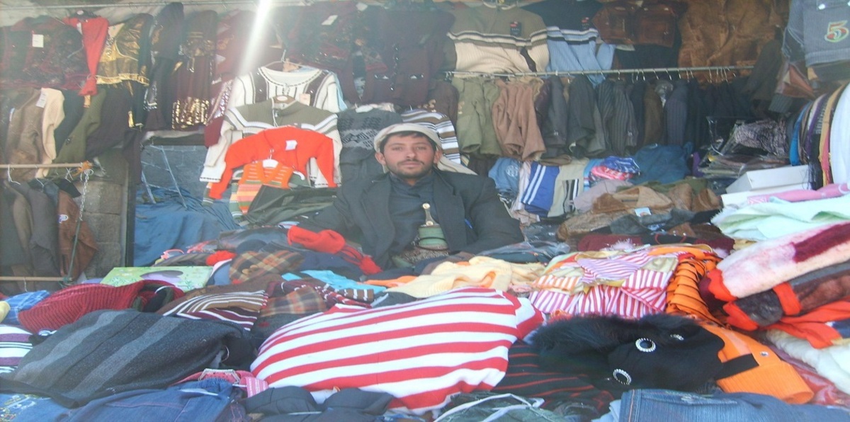 اليمنيون بصنعاء يبحثون عن الدفء في أسواق الملابس المستعملة