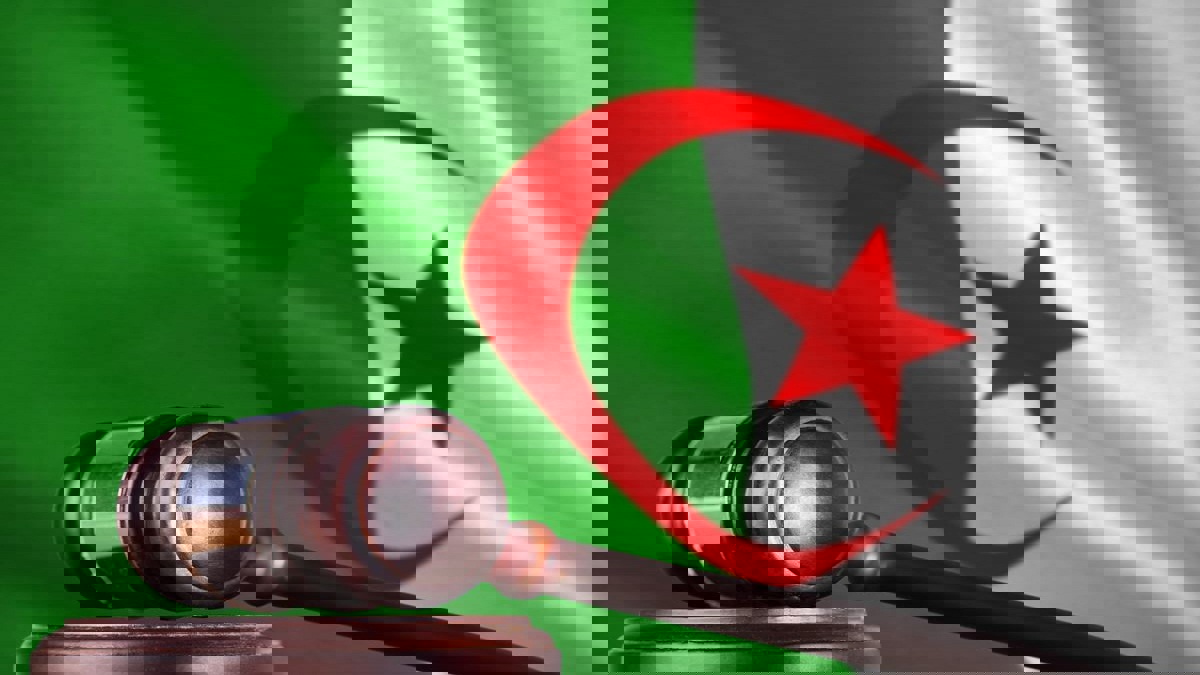 الجزائر.. تُهم التخابر تلاحق نجل رئيس حكومة ومسؤولين سابقين‎