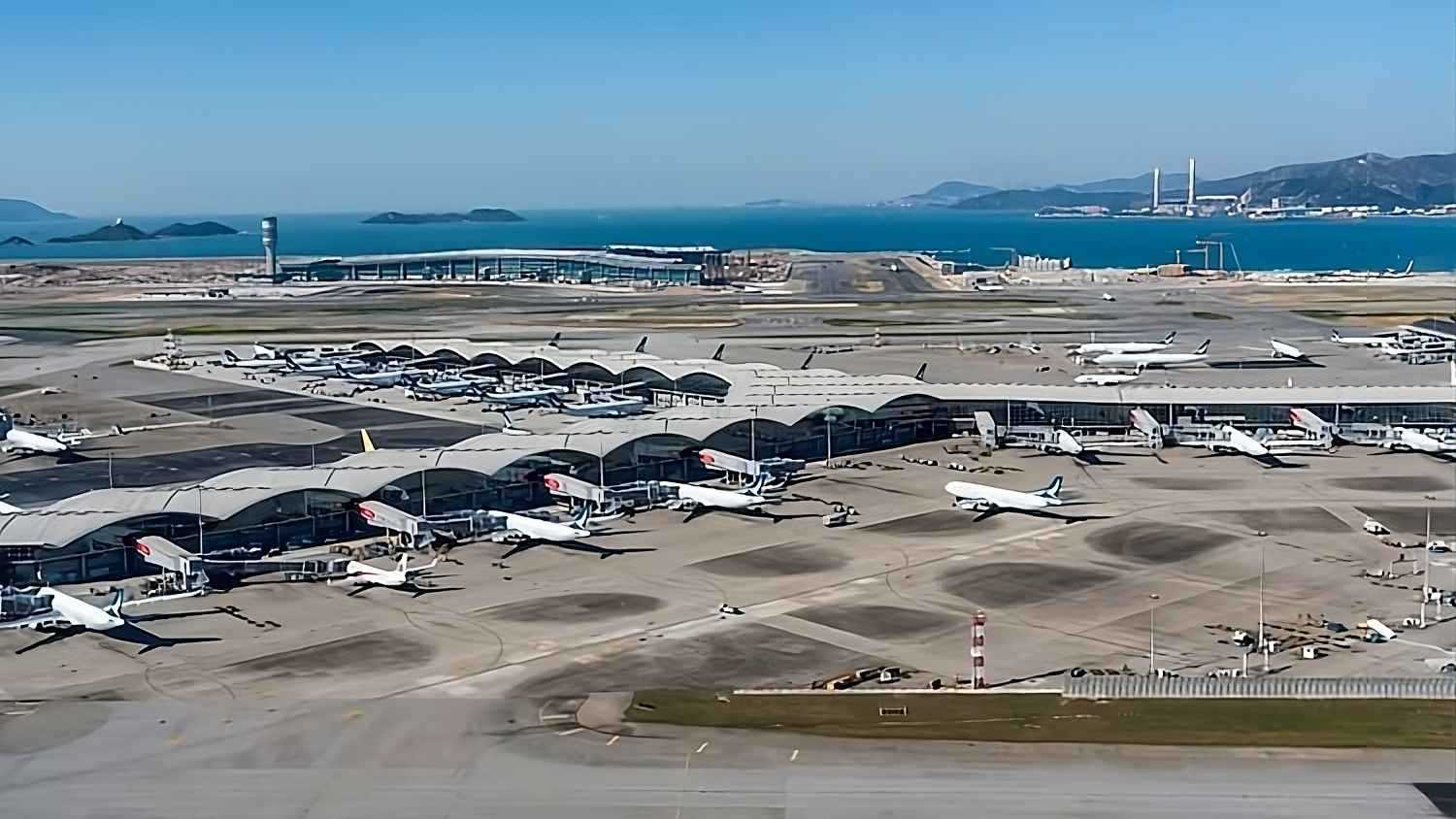 مقتل شخصين إثر اصطدام طائرة بمركبة في مطار هونغ كونغ الدولي