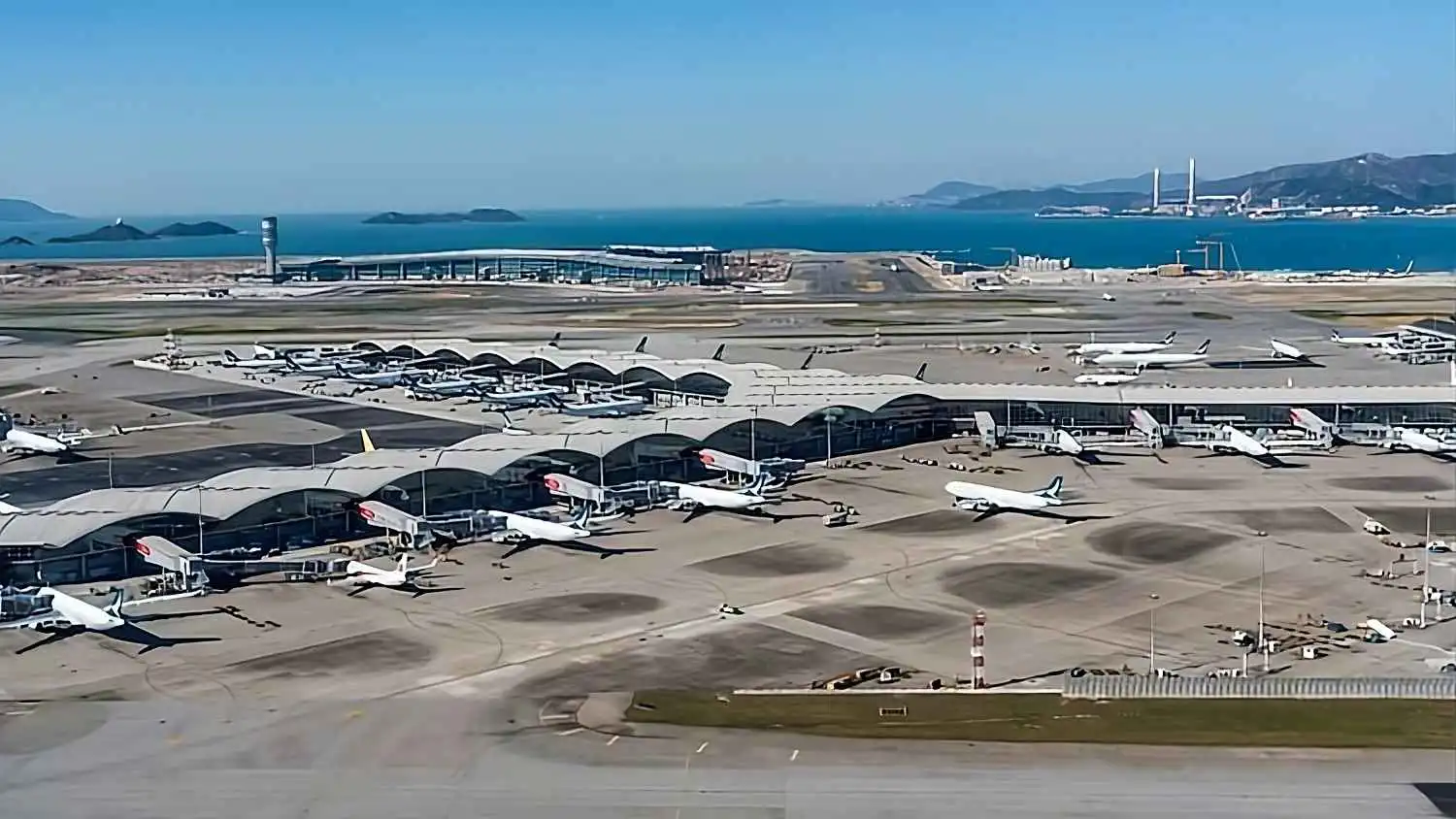 مقتل شخصين إثر اصطدام طائرة بمركبة في مطار هونغ كونغ الدولي