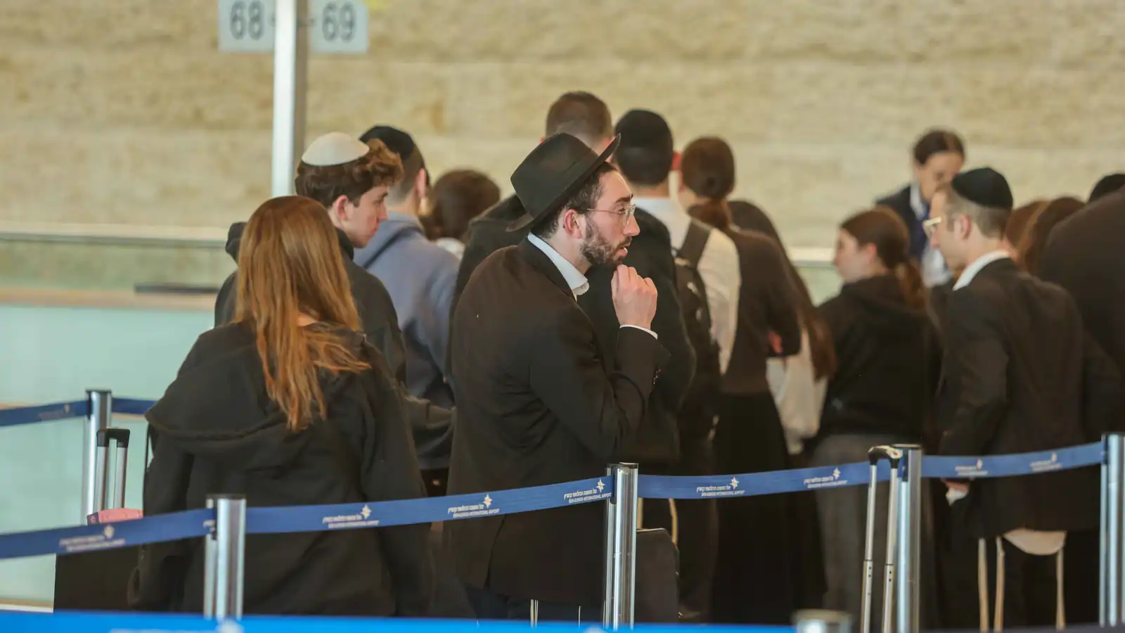 طيران العال الإسرائيلية تراجع عملياتها بعد فرض قيود على حركة الطيران