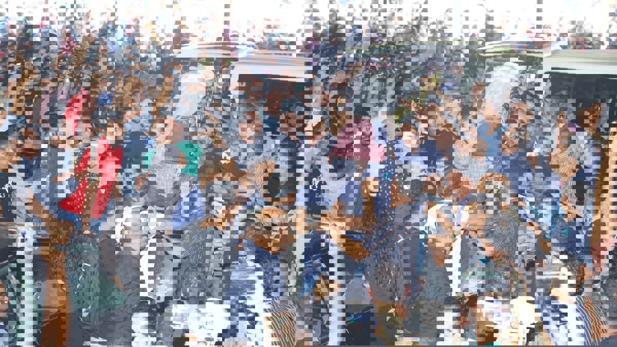 وسط غياب نجوم الفن.. أحمد الفيشاوي يستقبل المعزين بوفاة والده (صور)