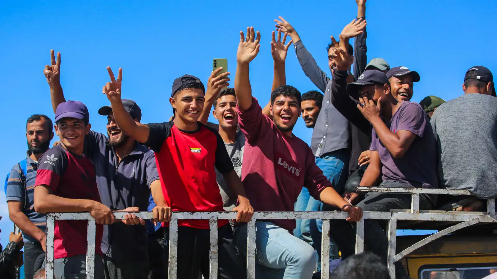 فلسطينيون في غزة تظهر عليهم فرحة العودة إلى منازلهم