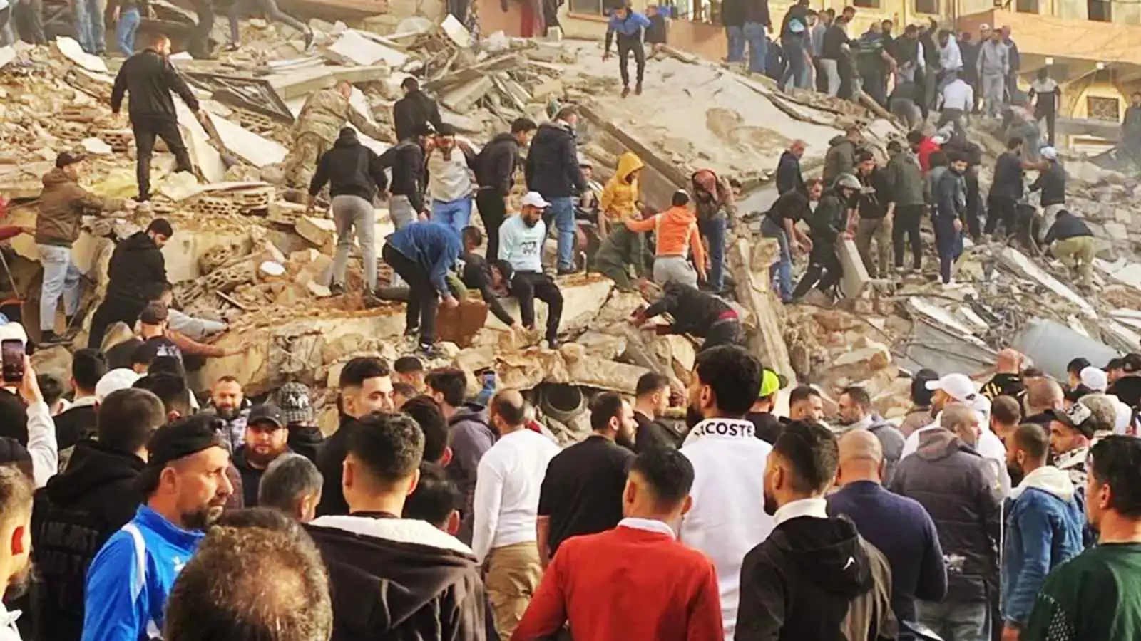 لبنان.. انهيار مبنى سكني في طرابلس (فيديو)