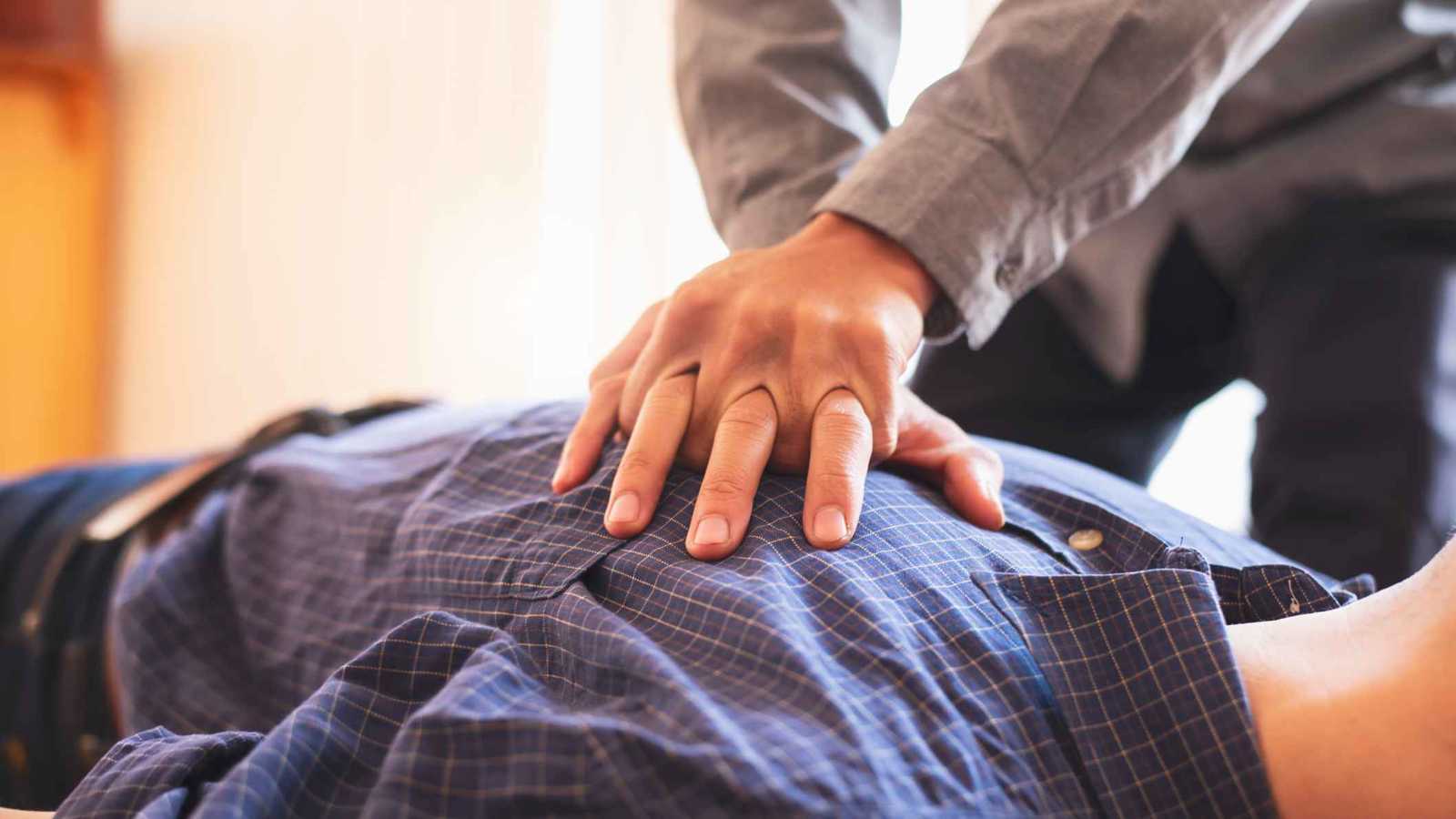 "السكتة القلبية".. ماذا الذي يحدث وكيف تتصرف لإنقاذ الحياة؟