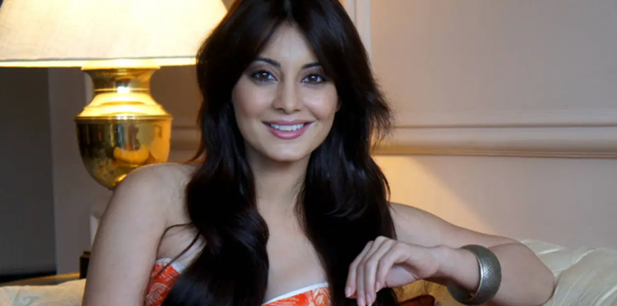 صورة ممثلة هندية تتسبب باعتقال 3 مغاربة في إيطاليا