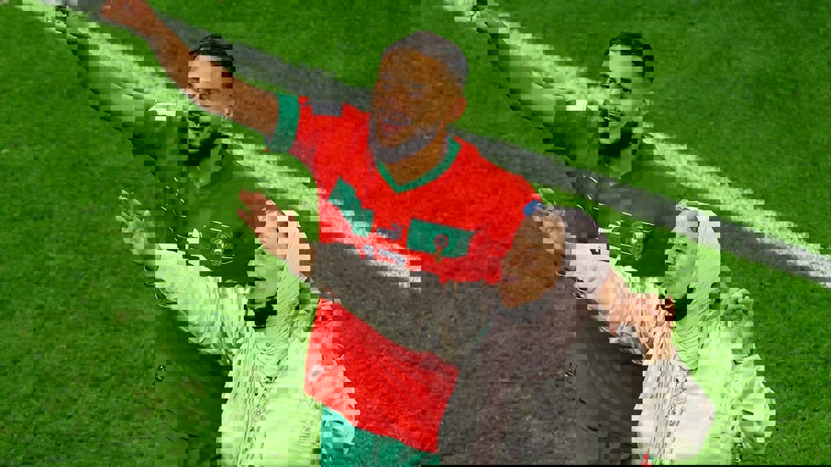 أشقاء سفيان بوفال نجم المغرب ينفون شائعة وفاة والدتهم