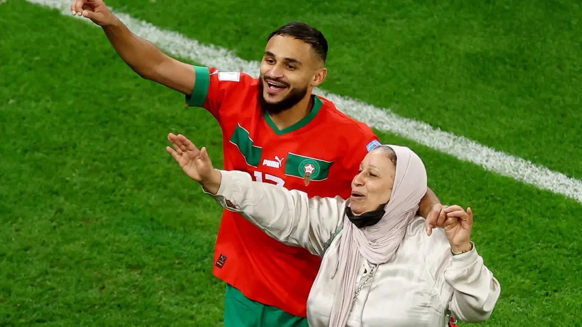 أشقاء سفيان بوفال نجم المغرب ينفون شائعة وفاة والدتهم
