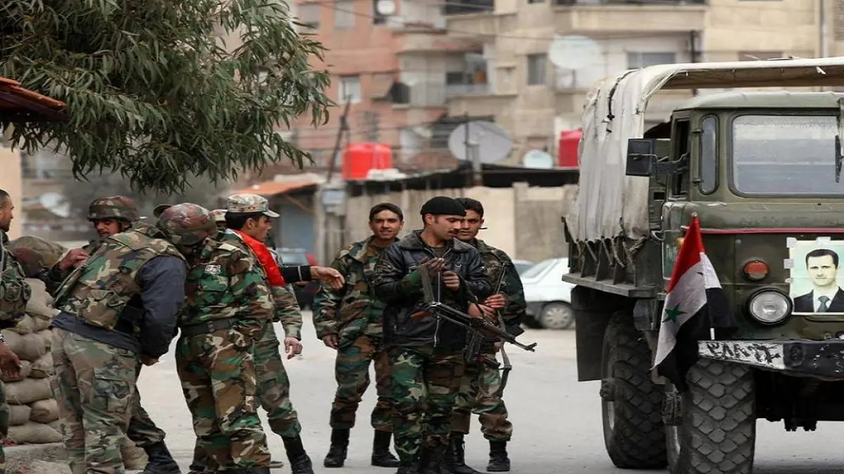 سوريا.. عناصر من "الفيلق الخامس" المدعوم من روسيا يمزقون صور الأسد