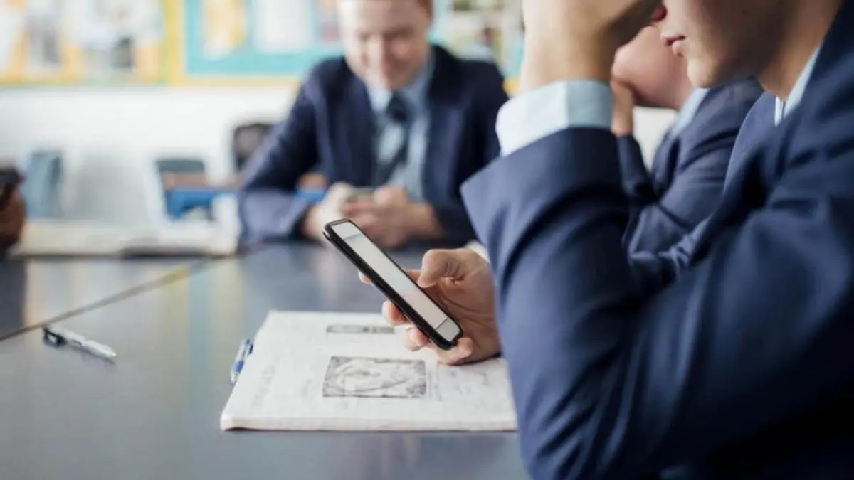 إسبانيا تتجه لحظر الهواتف المحمولة في المدارس 
