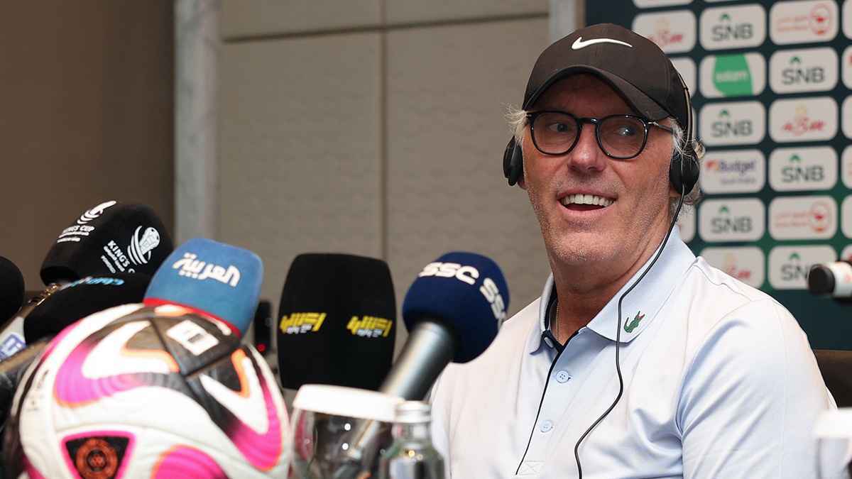 أفكاره من عام 2000.. أحمد عطيف يشن هجوما على مدرب الاتحاد السعودي (فيديو)